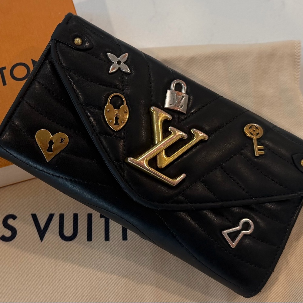 LOUIS VUITTON Calfskin Love
Lock New Wave Long Wallet